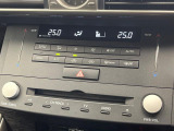 【左右独立型フルオートエアコン】運転席と助手席でそれぞれお好みの温度に設定可能。同乗者にも配慮した、快適な空調をお届け致します。
