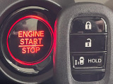 【Hondaスマートキー】カバンやポケットに入れたままでもドアの施錠・解錠が可能なスマートキーを装備。エンジンのオン・オフ時もカギを取り出す必要が無いからとっても便利です♪
