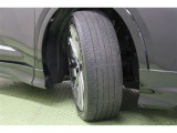 タイヤサイズはハイスペックな 225/45R21。ダークプレミアムメタリック塗装がスタイリッシュで上質感のあるデザインの純正ノイズリダクションアルミホイールを装着しています。