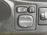 【電動格納ミラー】サイドミラーは電動格納式となっており、狭い駐車場でもキズがつくリスクを抑えられます。