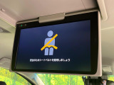 【後席モニター】家族や友人とお出かけする機会が多い方に大人気の後席モニターを装備!見やすい位置に画面がありテレビやDVDの視聴も快適!友達もお子様も、後席にしか乗らなくなるかも??