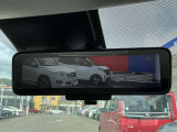 インテリジェント ルームミラーは、車両後方のカメラ映像をミラー面に映し出すので、車内の状況や、天候などに影響されず、いつでもクリアな後方視界が得られます