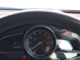 運転視界の遠方上方に虚像を投影することで前を見ながら情報の視認ができます。本当にドライバーが必要な情報を適切に伝え、楽しんで頂くことを考えた新世代装備です。※虚像は1.5m前方に浮かぶイメージです。