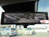 車両後方のカメラ映像をミラー面に映すので、車内の状況や天候などに影響されにくく、よりクリアな後方視界をディスプレイで得られるインテリジェントルームミラー。