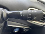 【オートライトシステム】車外の環境に合わせてライトを点灯します。トンネル入り口では瞬時に点灯するなど、点灯、消灯を車外の明るさに応じて行います。