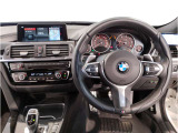 【ハンドル】ドライバーとBMW車の一体感がダイレクトに伝わるステアリングホイール。形状・太さへの拘りに加えて、操作性を高める為にスイッチ類も配置。クイックかつ安定のドライビングを体感下さい!
