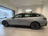 BMWではロングホイールベースの採用をしており、すべての車種に適用され、走行中の安定感の向上されております。また室内空間の広さにも貢献しております。