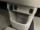 運転席と助手席の間にもちょっとした小物入れがあります。