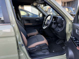 ゆったり、しっかりと座れるシートに運転席は高さ調節可能なパワーシート付き!シート位置の前後と高さ、レバーの上下左右の調節で自分にあったポジションを見つけることができます!