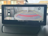 360度ビューカメラを搭載。4方の小型カメラの映像を処理し、車両真上からの映像に変換しています。