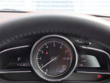運転視界の遠方上方に虚像を投影することで前を見ながら情報の視認ができます。本当にドライバーが必要な情報を適切に伝え、楽しんで頂くことを考えた新世代装備です。※虚像は1.5m前方に浮かぶイメージです。