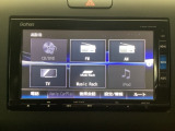 メモリーナビにフルセグTV機能あり。 ドライブや旅行に欠かせない装備です。