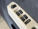 【電動格納ミラー】サイドミラーは電動格納式となっており、狭い駐車場でもキズがつくリスクを抑えられます。