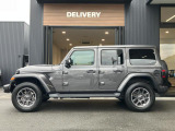 【ホイールアーチ】台形ホイールアーチはJeep伝統のデザインです。採用している理由は諸説ありますが、オフロードを走行する際にタイヤとボディが干渉しあわないよう配慮した作りにするためとなります。