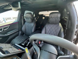 メルセデスのシートは、少し硬めになっております。長時間の運転の際、適度な反発があることでお尻や腰の負担を減らす効果がございます。