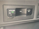 ETCユニットはグローブボックスの中に装着されています。こちらの車両はDSRC(ETC 2.0)に対応していますので、渋滞情報などリアルタイムでナビに反映されます。