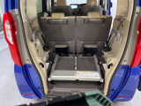 車いすに乗車されたままお乗り頂けます。ご乗車中はベルトで固定されますので、安心です。