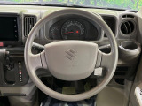 インテリアに合わせたデザインのステアリングは、運転される方のことも考え、運転しやすい形状、大きさです。是非一度、実際に触ってお確かめください。