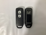 スマートキーを装備しています。鍵を差し込むことなくドアロックの開け閉めと、スタートボタン操作でのエンジンスタートができます。スペアキーも同じものを用意しております。
