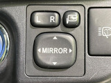 【電動格納ミラー】サイドミラーは電動格納式となっており、狭い駐車場でもキズがつくリスクを抑えられます。