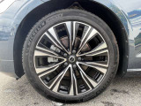 5マルチスポーク 8.0J×18インチ ダイヤモンドカット/ブラック 235/45R18サイズのミシュランを装着 ラグジュアリーな足元を演出します。