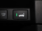 アクティブスポイラーは、リアに取り付けられる装備です。車速に応じて自動昇降を行い、前後のリフトバランスを整えます。コーナリング性能や高速安定性能が向上する点がメリットです。