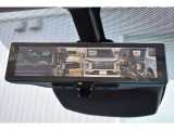 インテリジェントルームミラー搭載で、車の後方に設置されたカメラ映像を映し出してシートバックやヘッドレスト、同乗者に視界が遮られることがなく視認性が非常に良いです