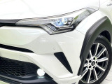 【LEDヘッドライト】悪天候や夜間走行時も良好な視界を確保し安心して運転できる高輝度LEDヘッドライトを装備!点灯速度が早く、消費電力も抑えられています。
