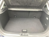 荷室は後席を倒すことでもっと広いスペースを作り出すことが可能です。CX-5などの中型SUVと比較すると、どうしても容量は少なくなりますが、ご心配な方はいつも乗せる荷物も持ってお出かけいただき、ぜひその
