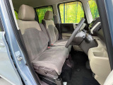 運転席まわりには十分なスペースがあり、大柄な方でもゆったり運転していただける環境です。