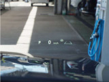 ◆ヘッドアップディスプレー◆道路標識や、駆動力の配分状況なども表示します。少ない視線・焦点移動で必要な情報を読み取れます。