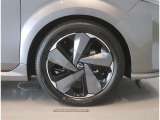 純正のアルミホイール装着車です。タイヤサイズは205/50R17です。