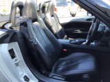 マツダ車のシートは人間工学に基づき設計されています。ハンドルを握る体勢が自然なポジションになるようにシートの作り込みをおこなっていますので、ロングドライブでも疲れにくいです!!