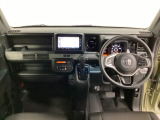 車内は光触媒抗菌消臭施工済です。インパネ周りはスタイリッシュなデザインで機能や装備も充実しています。グローブボックスやカップホルダーのほかにトレーなどたくさんの収納スペースが付いています。