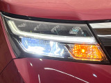 【LEDヘッドライト】悪天候や夜間走行時も良好な視界を確保し安心して運転できる高輝度LEDヘッドライトを装備!点灯速度が早く、消費電力も抑えられています。