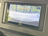 【バックカメラ】駐車時に後方がリアルタイム映像で確認できます。大型商業施設や立体駐車場での駐車時や、夜間のバック時に大活躍!運転スキルに関わらず、今や必須となった装備のひとつです!