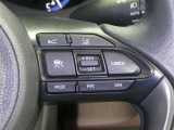 【レーダークルーズコントロール】(全車速追従機能付)付きです。車速に応じて追従支援してくれるので、ロングドライブも快適です。詳細は販売店スタッフまでおたずねください。