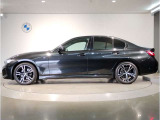 【拘りのFR】BMWが多く採用するFR車。ダイレクトでスポーティな加速感・シャープなハンドリングを実現。縦置きエンジンレイアウトにより、フラットで上質な乗り味です。