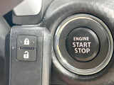 【キーレススタートシステム】カバンやポケットに入れたままでもドアの施錠・解錠が可能なスマートキーを装備。エンジンのオン・オフ時もカギを取り出す必要が無いからとっても便利です♪