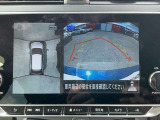 上空から見下ろしているかのような映像をディスプレイに映し出し、スムースな駐車をサポートします。画面は「トップビュー」のほか「サイドブラインドビュー」への切り換えが可能。ますます安心です