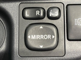 【電動格納ミラー】サイドミラーは電動格納式となっており、狭い駐車場でもキズがつくリスクを抑えられます。