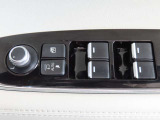 運転席のパワーウインドースイッチ部です。よく触れる場所だからこそ、使用状態があらわれますよね。ぜひこうした所もチェックしてください。