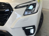 【LEDヘッドライト】悪天候や夜間走行時も良好な視界を確保し安心して運転できる高輝度LEDヘッドライトを装備!点灯速度が早く、消費電力も抑えられています。