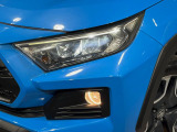 【LEDヘッドライト】悪天候や夜間走行時も良好な視界を確保し安心して運転できる高輝度LEDヘッドライトを装備!点灯速度が早く、消費電力も抑えられています。