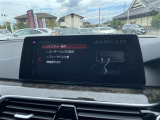 マットブラックにホワイトのLIBERALAのロゴの建物と看板が目印です。