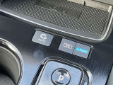 駐車枠を指定するだけで、エクストレイルがハンドル操作を行い、枠の中への駐車をサポートします。車庫入れにも縦列駐車にも対応。セットは簡単な操作を行うだけです。