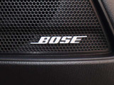 BOSEサウンドシステムを搭載。「良い音を出す」ではなく、その車種のごとに特徴を計算(車種専用設計)し、「反響音」を作り出すことによってどの座席でも自分中心で音が聴こえ、「心地よい空間」を作り出します。