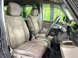 運転席まわりには十分なスペースがあり、大柄な方でもゆったり運転していただける環境です。