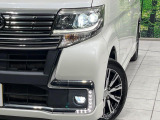 【LEDヘッドライト】悪天候や夜間走行時も良好な視界を確保し安心して運転できる高輝度LEDヘッドライトを装備!点灯速度が早く、消費電力も抑えられています。
