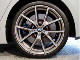 BMWの純正アロイホイールは軽量かつ強度にも優れているホイールで走行性能を引き上げる設計になっております。足元にもBMWは妥協がなくこだわっている個所になります。